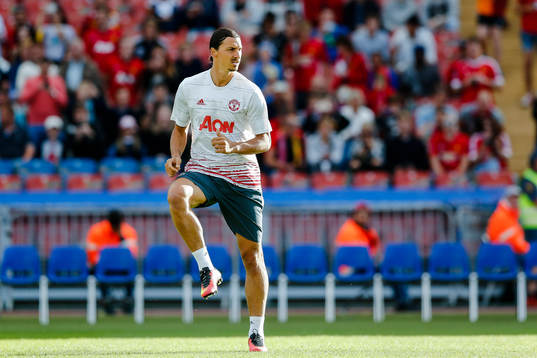 Manchester Uniteds Zlatan Ibrahimovic värmer upp före