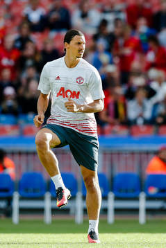 Manchester Uniteds Zlatan Ibrahimovic värmer upp före
