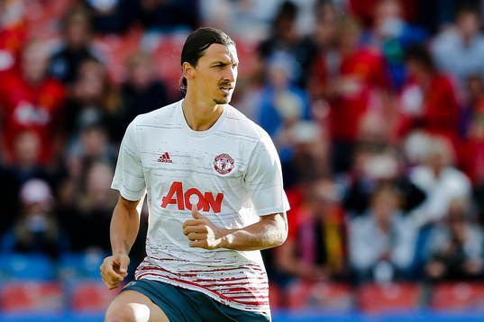 Manchester Uniteds Zlatan Ibrahimovic värmer upp före