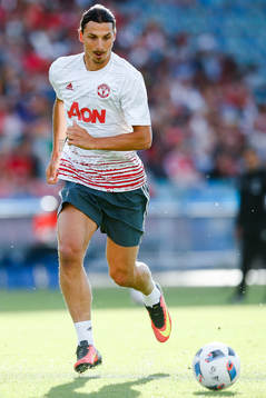 Manchester Uniteds Zlatan Ibrahimovic värmer upp före