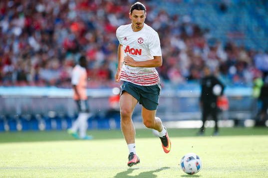 Manchester Uniteds Zlatan Ibrahimovic värmer upp före