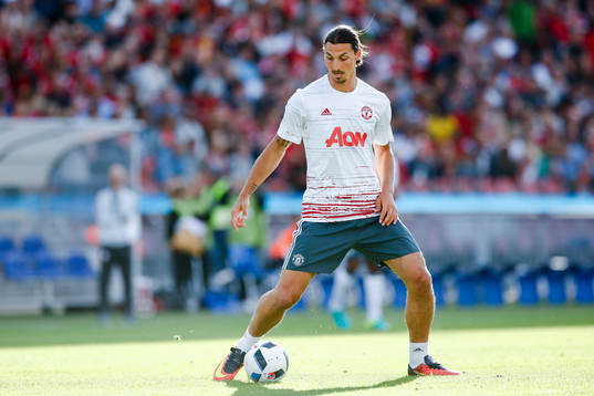 Manchester Uniteds Zlatan Ibrahimovic värmer upp före