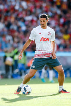Manchester Uniteds Zlatan Ibrahimovic värmer upp före