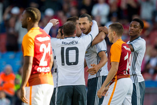 Manchester Uniteds Zlatan Ibrahimović jublar och omfamnas
