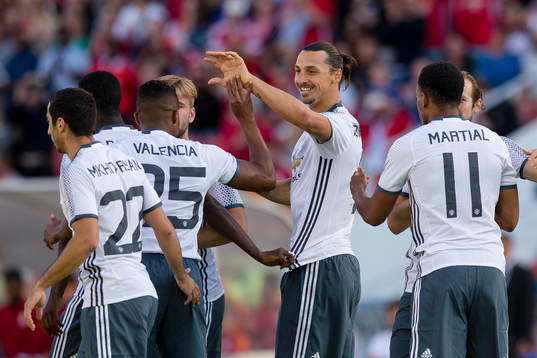 Manchester Uniteds Zlatan Ibrahimović jublar och omfamnas