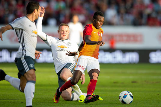 Galatasarays Bruma före Manchester Uniteds Wayne Rooney