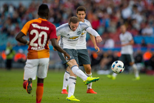 Manchester Uniteds Wayne Rooney skjuter ett skott