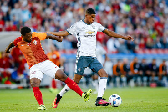 Galatasarays Aurelien Chedjou och Manchester Uniteds Marcus