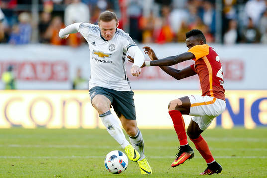 Manchester Uniteds Wayne Rooney och Galatasarays Bruma