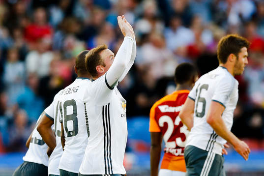 Manchester Uniteds Wayne Rooney jublar