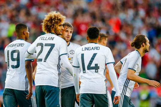 Manchester Uniteds Marouane Fellaini jublar