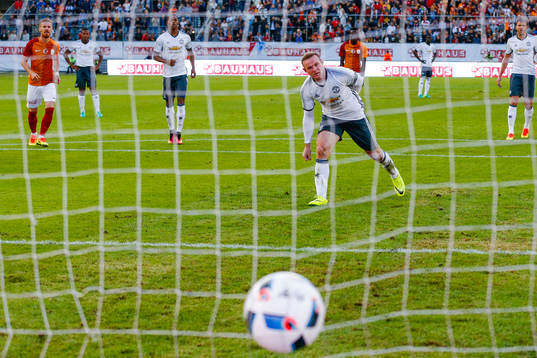 Manchester Uniteds Wayne Rooney gör 3-2 på straff