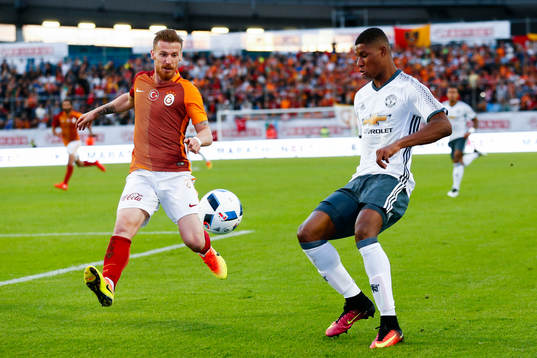 Galatasarays Serdar Kaya och Manchester Uniteds Marcus
