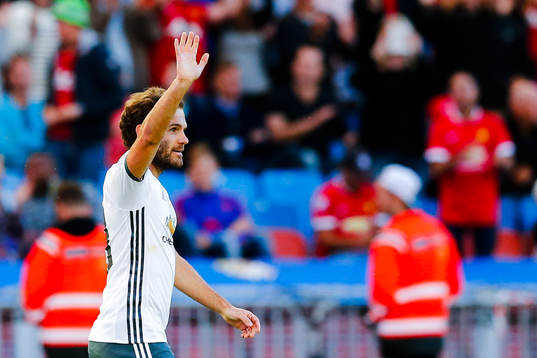 Manchester Uniteds Juan Mata jublar