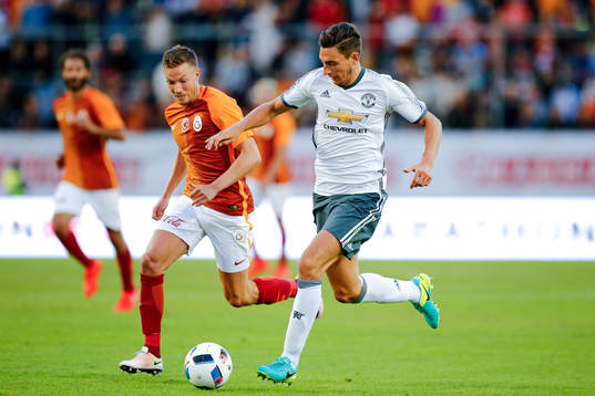 Galatasarays Matteo Darmian   och Manchester Uniteds Matteo