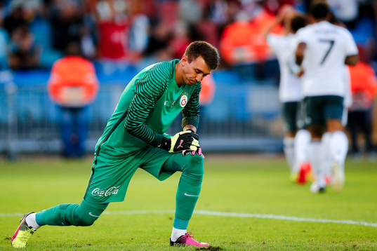 Galatasarays målvakt Fernando Muslera deppar