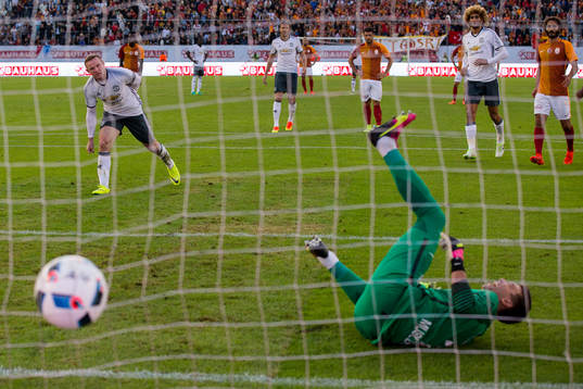 Manchester Uniteds Wayne Rooney skjuter 3-2 på straff