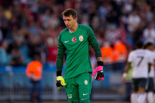 Galatasarays målvakt Fernando Muslera deppar