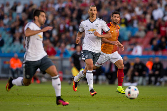 Manchester Uniteds Zlatan Ibrahimović slår en passning