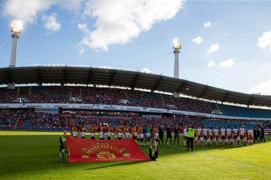 Lagen på line up innan fotbollsmatchen Supermatchen mellan