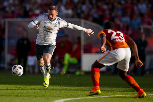 Manchester Uniteds Wayne Rooney laddar för skott