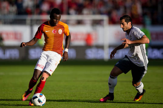 Galatasarays Lionel Carole mot Manchester Uniteds Henrikh