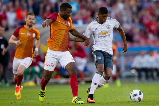Galatasarays Aurelien Chedjou och Manchester Uniteds Marcus