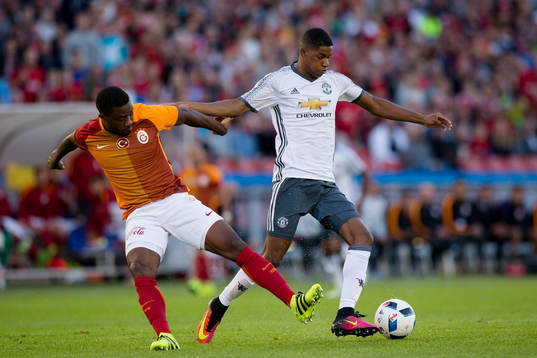 Galatasarays Aurelien Chedjou och Manchester Uniteds Marcus