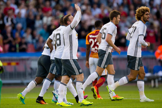 Manchester Uniteds Wayne Rooney jublar