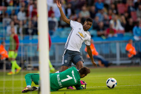 Manchester Uniteds Marcus Rashford fälls av Galatasarays