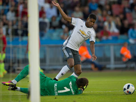 Manchester Uniteds Marcus Rashford fälls av Galatasarays