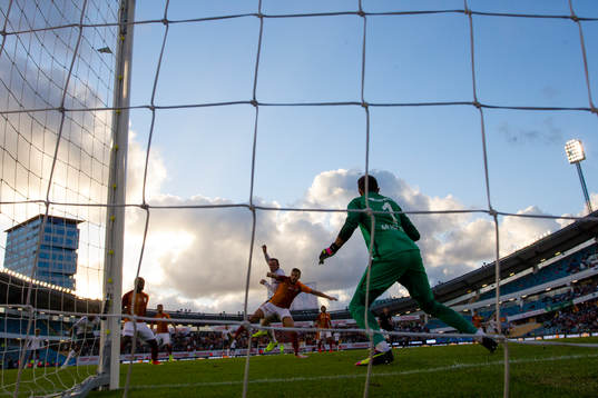 Manchester Uniteds Wayne Rooney skjuter in 2-2 bakom