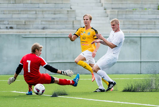 Lunds Victor Wernersson gör 2-0 på Malmös målvakt