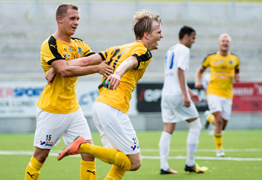 Lunds Filip Liljekvist jublar åt Victor Wernerssons 2-0