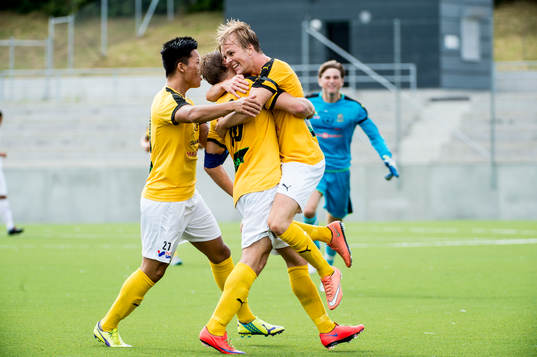 Lunds Victor Wernersson jublar åt 2-0 med lagkamraterna