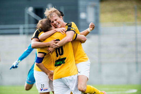 Lunds Victor Wernersson jublar åt 2-0 med lagkamraterna