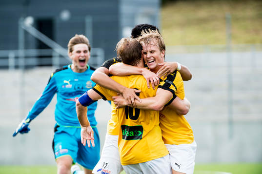 Lunds Victor Wernersson jublar åt 2-0 med lagkamraterna