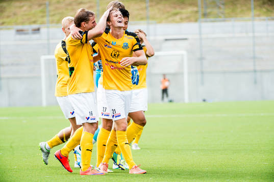 Lunds Victor Wernersson jublar åt 2-0 med lagkamraterna