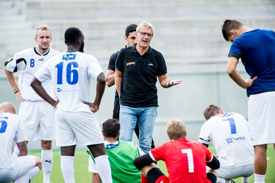 Malmös tränare Olle Nordin deppar med spelarna