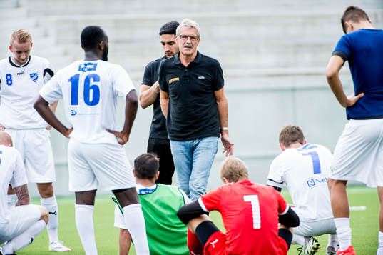 Malmös tränare Olle Nordin deppar med spelarna