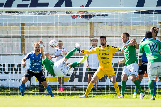 Ljungskiles Ahmed El-Amrani testar skot mot Halmstads