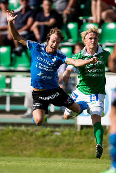 Halmstads Alexander Henningsson fastnar med benet mellan