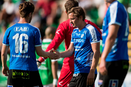 Halmstads Rebin Asaad tackar Fredrik Olsson