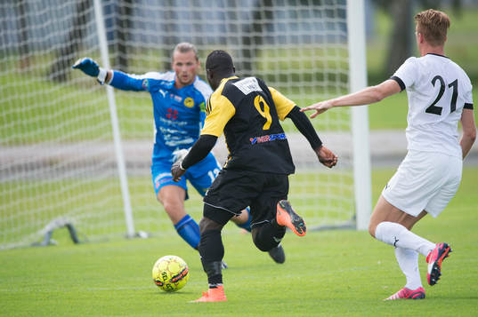 IFK Hässleholms Michael Andrew fri mewd Lindsdals keeper i