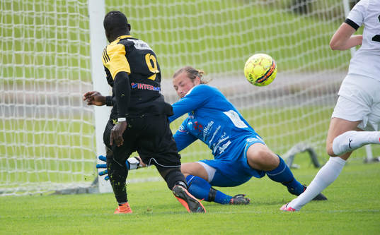 IFK Hässleholms Michael Andrew fri mewd Lindsdals keeper i