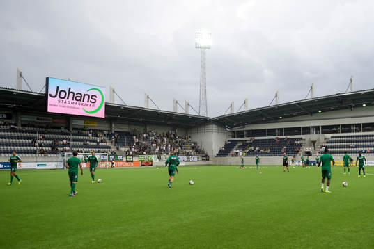 Hammarbys spelare värmer upp före fotbollsmatchen i