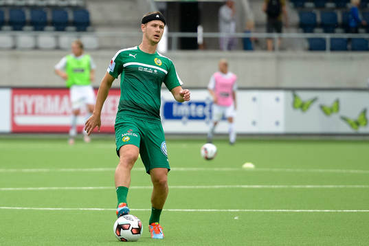 Hammarbys Erik Israelsson före fotbollsmatchen i