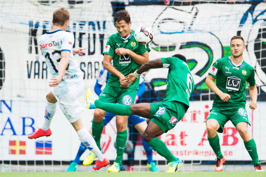 Gefles Johan Bertilsson skjuter ett skott som räddas av