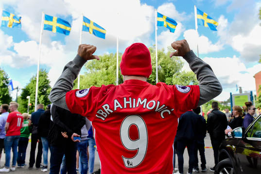 Manchester Uniteds supporter med Zlatan Ibrahimovic tröja