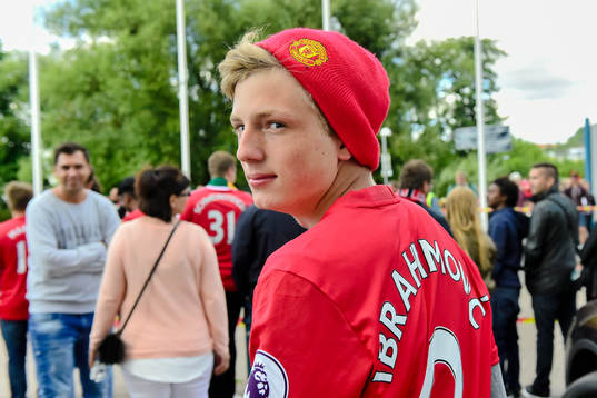 Manchester Uniteds supporter med Zlatan Ibrahimovic tröja